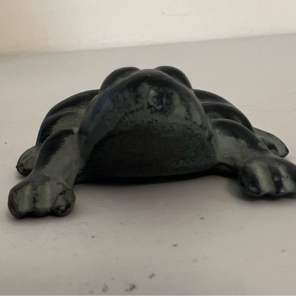Vintage Virginia Metalcrafters Cast Iron 3” Frog Paperweight - Picture 6 of 10